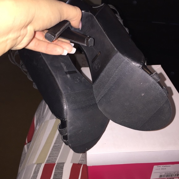 Cute strappy heels - Picture 4 of 5